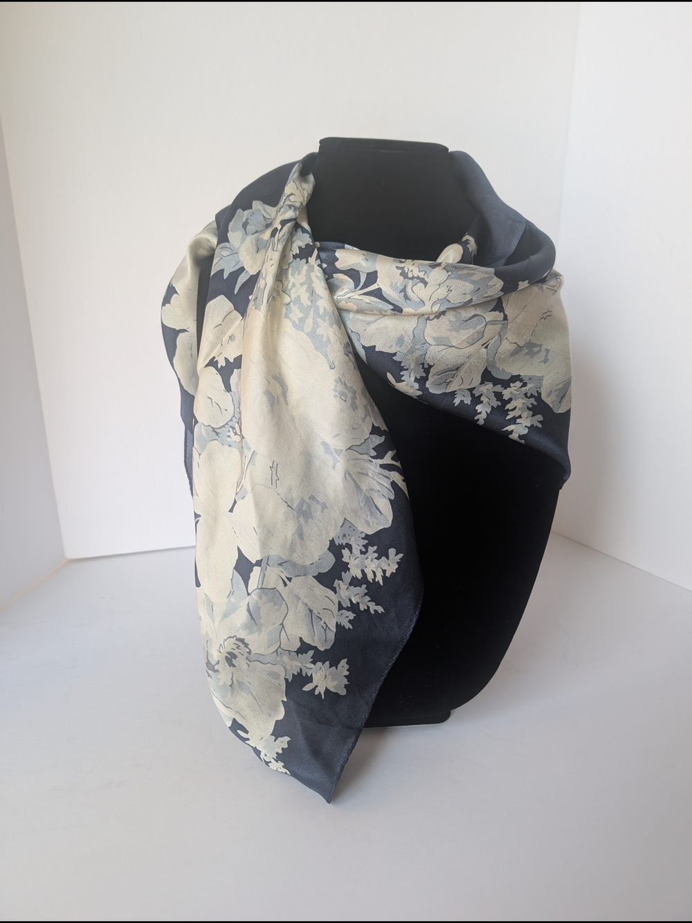Ellen Tracy 100% Silk Navy and White Floral Wrap Scarf 33" X 33" - Picture 4 of 7